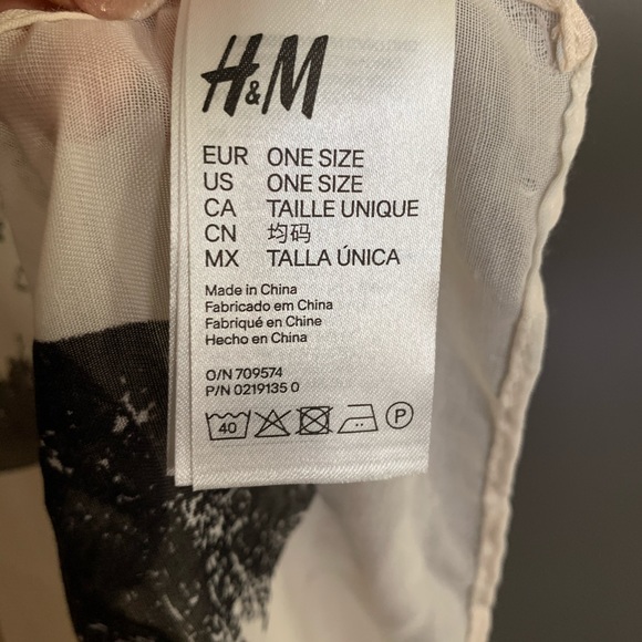 ⚫️⚪️ H&M SCARF - Picture 2 of 4
